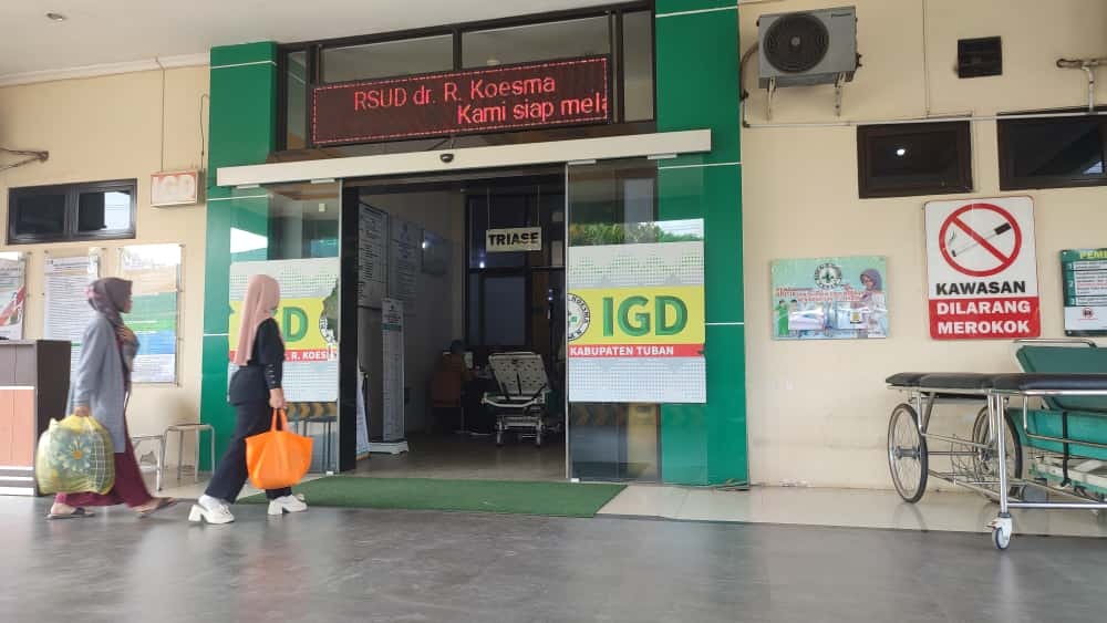 Kondisi di depan Ruang IGD RSUD dr R Koesma Tuban setelah satu siswa SMKN Palang keracunan diduga akibat menu MBG kembali masuk RS setempat, kemarin (26/9).