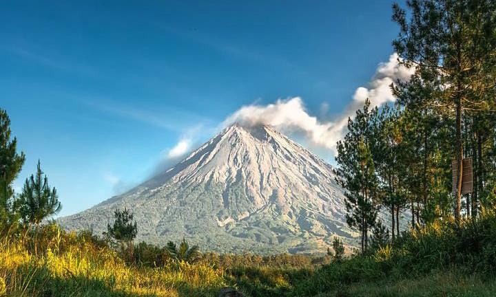 Dalam mitologi Jawa, Gunung Semeru berasal dari Mahameru yang dipindahkan para dewa. Kisah ini menjelaskan asal usul gunung-gunung di Jawa.