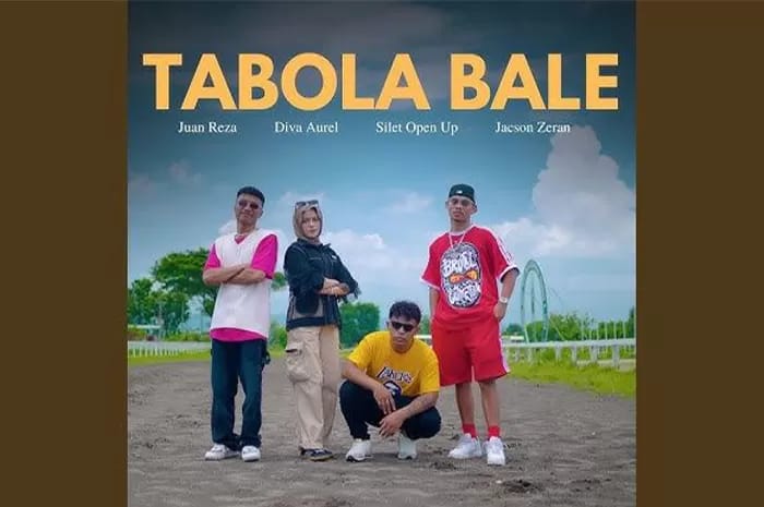 Lagu Tabola Bale yang dibawakan oleh Silet Open Up bersama Jackson Zeran sering terdengar.