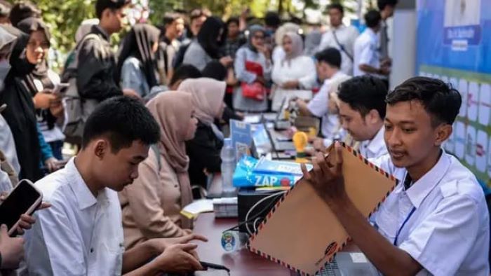 Para pencari kerja yang ada di Indonesia.