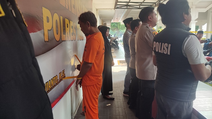 Dua pelaku curat di Tuban diringkus, satu dilumpuhkan polisi saat kabur. Komplotan ini sudah beraksi di tujuh lokasi berbeda.