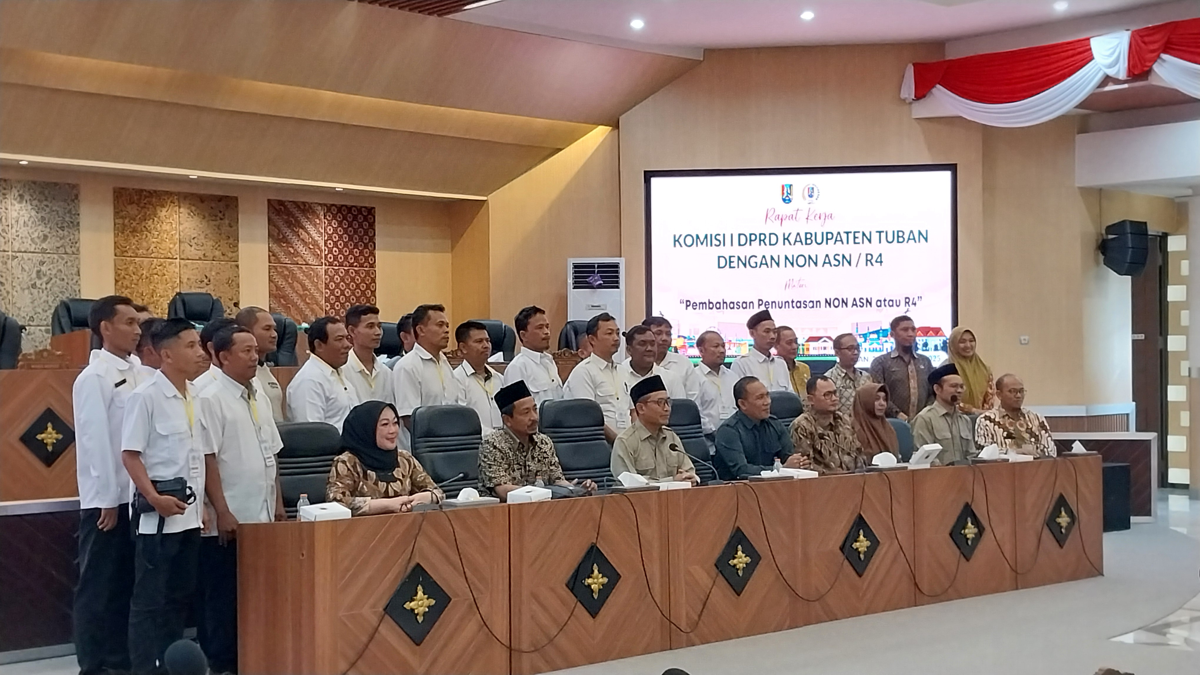 Honorer R4 (non database BKN) menyampaikan keluh kesah di hadapan komisi I DPRD Tuban selumbari lalu (25/9).