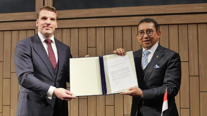 Menteri kebudayaan RI Fadli Zon terima pengembalian fosil dari Belanda