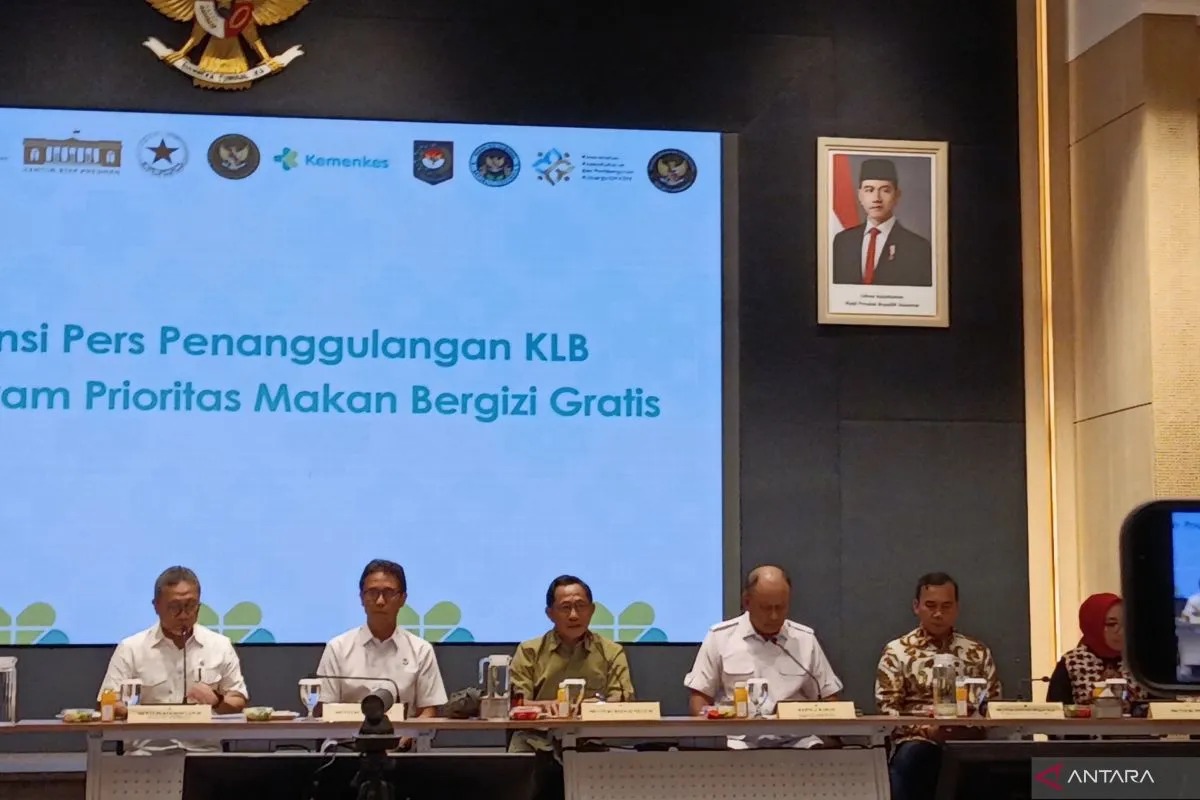 Menteri Dalam Negeri (Mendagri) Tito Karnavian memberikan keterangan dalam konferensi pers di Kantor Kementerian Kesehatan (Kemenkes), Jakarta, Minggu (28/9/2025).