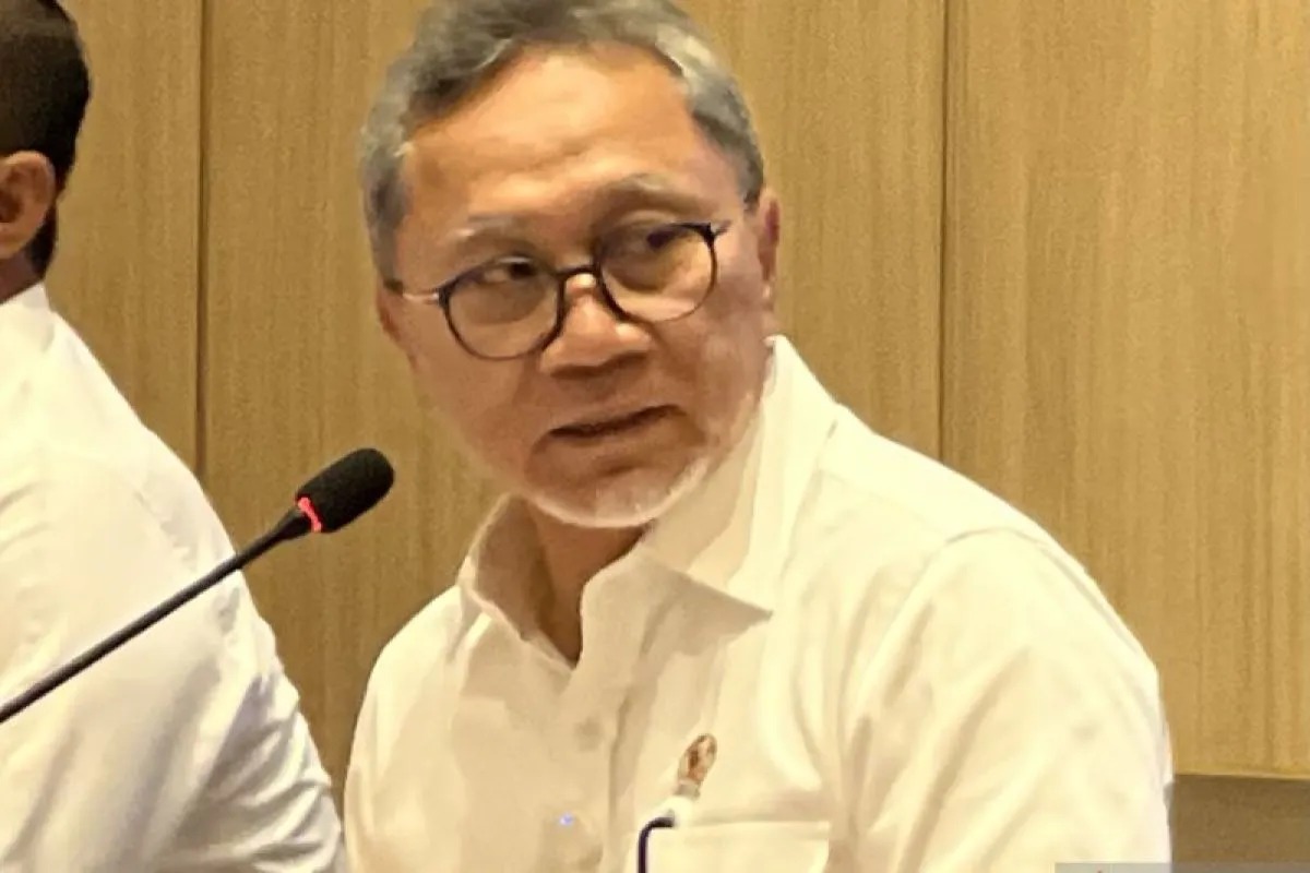 Menteri Koordinator Bidang Pangan Zulkifli Hasan memimpin konferensi pers penanggulangan kasus keracunan Program Makan Bergizi Gratis di Kemenkes, Jakarta (28/9).