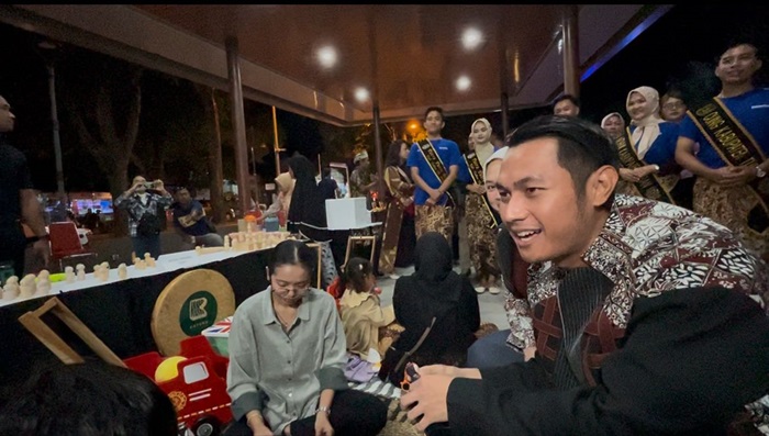 Mas Lindra melihat berbagai macam produk unggulan lokal UMKM pada Festival Teraswara di Taman Hutan Kota Abipraya, Tuban, Jawa Timur, Sabtu (27/9).