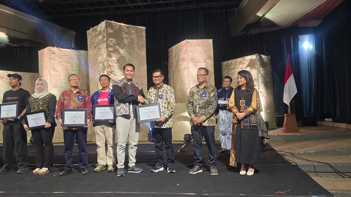 General Manager Pabrik Tuban, Priyatno menerima penghargaan dari Bupati Tuban Aditya Halindra Faridzky.