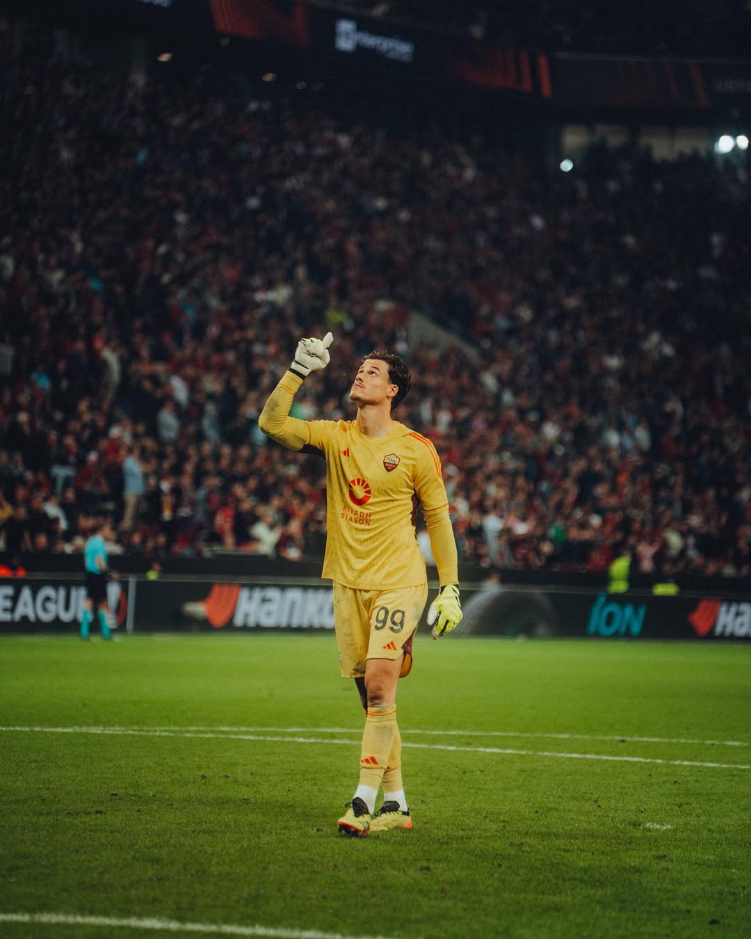Performa gemilang Mile Svilar dengan 15 clean sheet bersama Roma bikin dia disebut kiper paling tangguh Eropa musim ini.
