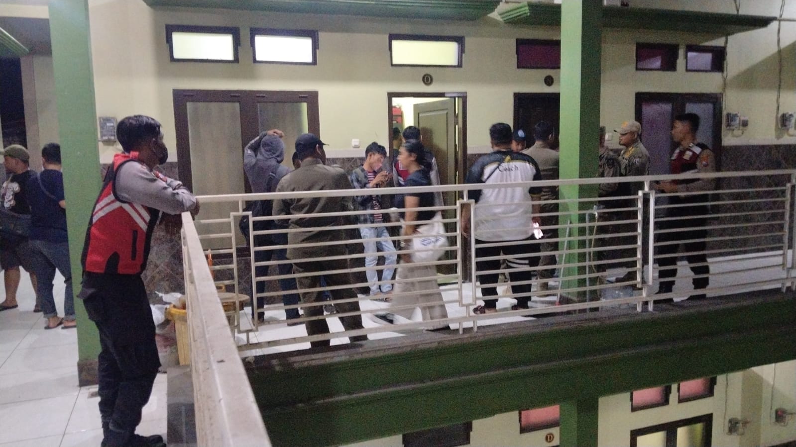 Razia gabungan di Tuban amankan dua pasangan bukan suami istri, termasuk selebgram dengan puluhan ribu followers.