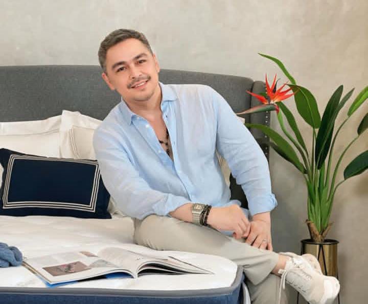 Thomas Djorghi Sudah Berusia 56 tahun masih menikmati diri tanpa pasangan