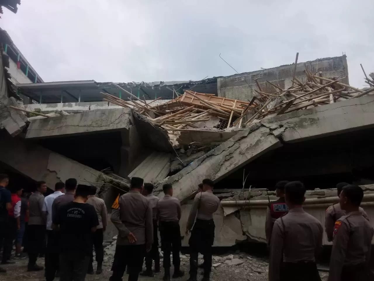 Pondok Pesantren Al Khoziny Sidoarjo Roboh, Wakil Gubernur Jawa Timur dan Bupati Sidoarjo Pantau Proses Evakuasi.