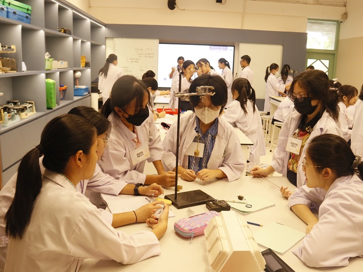 Ilustrasi Siswa SMP melakukan praktikum sains di laboratorium.