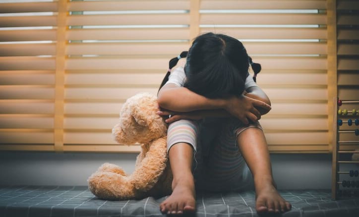 Childhood trauma bukan hanya bencana besar, tapi juga pengalaman kecil berulang yang merusak mental.