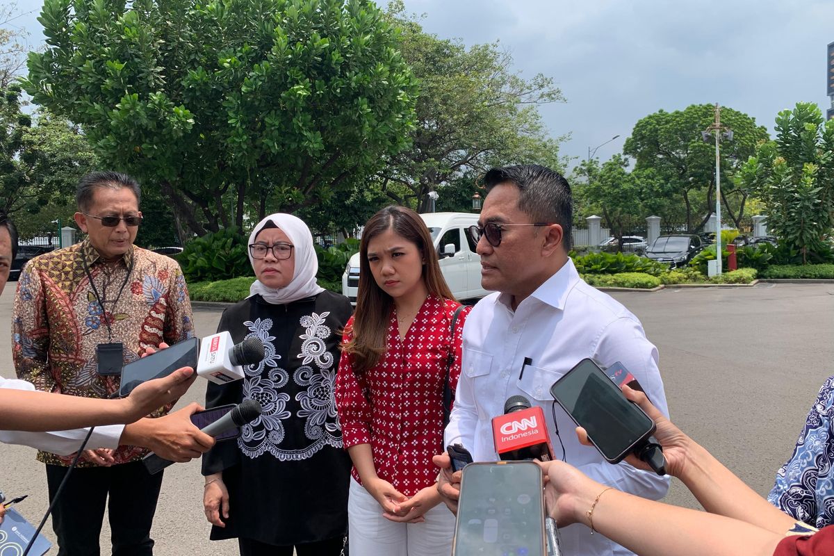 Deputi Protokol, Pers, dan Media Setpres Yusuf Permana mengembalikan kartu pers Istana milik wartawan CNN Indonesia TV, Diana Valencia, yang sebelumnya sempat dicabut.