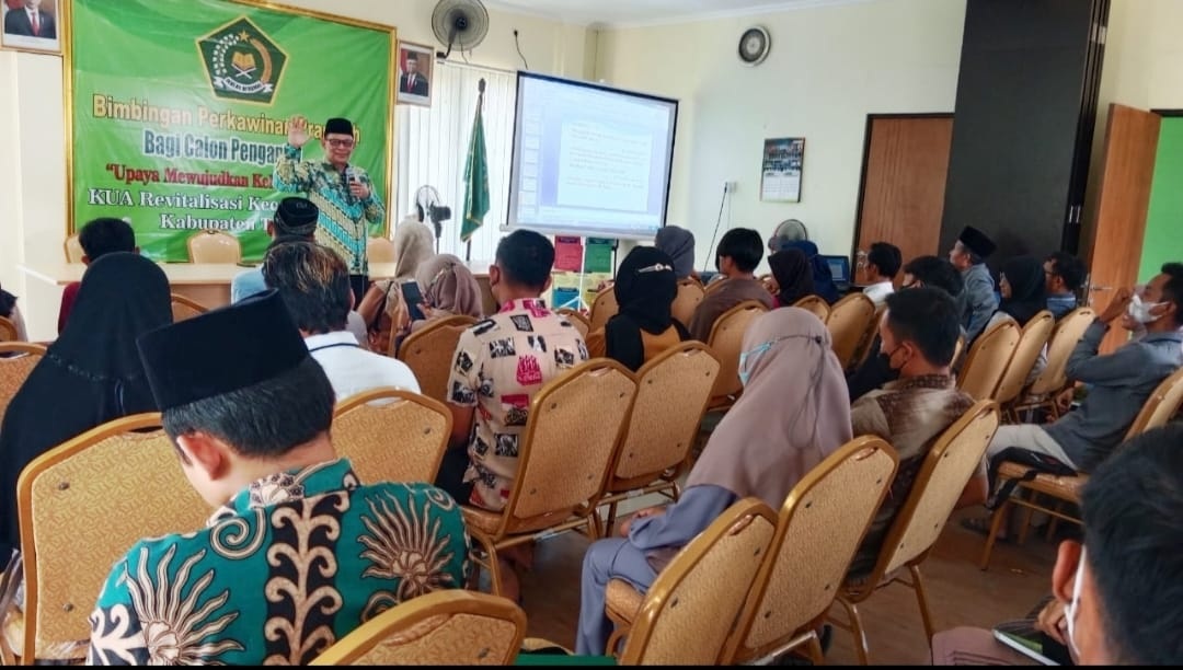 Kasi Bimas Kemenag Mashari tengah menyampaikan materi dalam sesi bimbingan perkawinan.