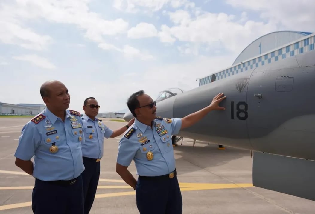Wakil Kepala Staf Angkatan Udara Marsekal Madya TNI Tedi Rizalihadi berfoto dengan pesawat latih tempur T-50i yang akan didatangkan ke Indonesia