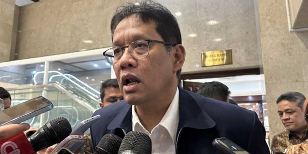 Menteri Keuangan Purbaya Yudhi Sadewa menjawab pertanyaan wartawan dalam wawancara cegat di Kompleks Parlemen, Jakarta, Selasa (30/9).