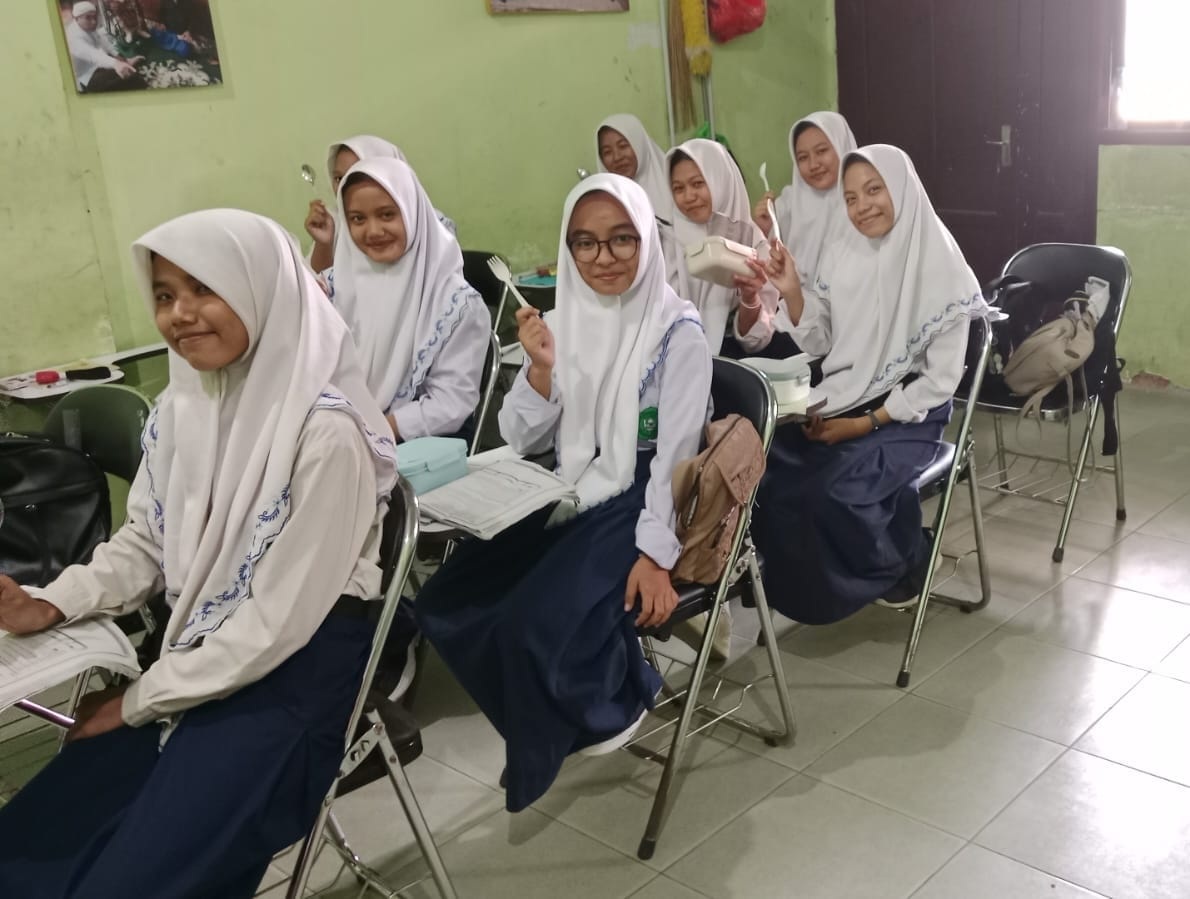 Sejumlah guru di Yayasan Ash-Shomadiyah dibariskan sebelum menerima menu MBG dari SPPG, tapi hingga jam pulang tiba, mobil pengantar MBG tak datang (29/9).