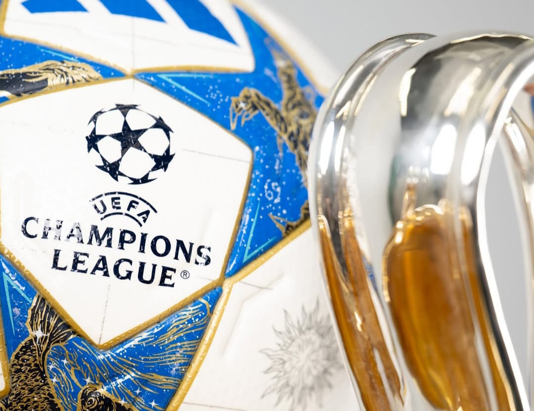Ilustrasi bola dan trofi UEFA Champions League.