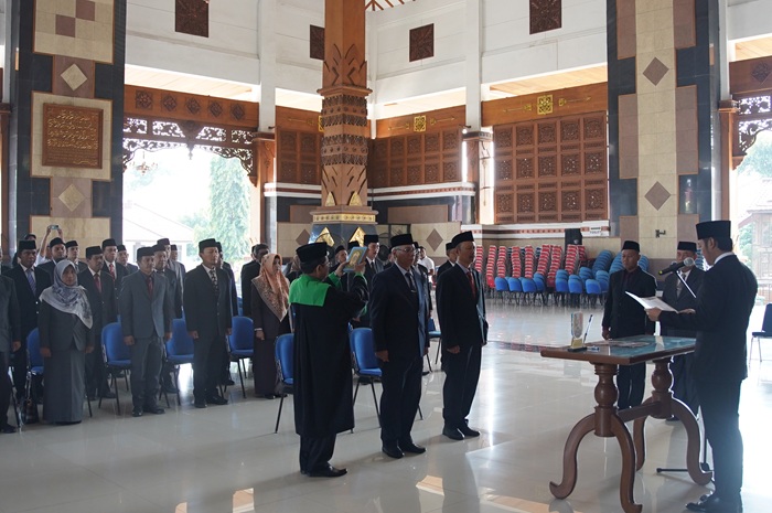 Kepala DLHP Tuban Anton Tri Laksono (kanan) dan Kepala Disdukcapil Agung Triwibowo (kiri) saat pengambilan sumpah janji di Pendapa Kridha Manunggal kemarin (29/9).