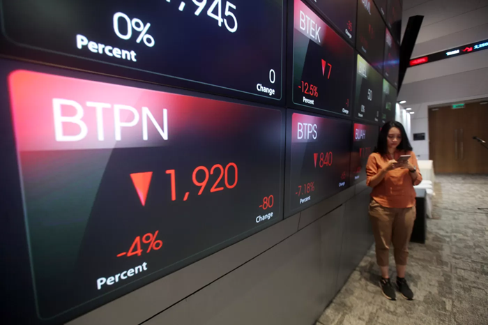 Aksi jual asing Rp 1,25 T bikin IHSG turun 0,77% ke 8.061. BBCA, BBRI, BBNI tertekan. Analis sebut momentum investor domestik.