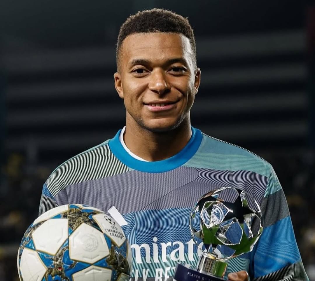 Kylian Mbappe saat meraih player of the match di pertandingan liga Champions melawan Kairat Almaty.