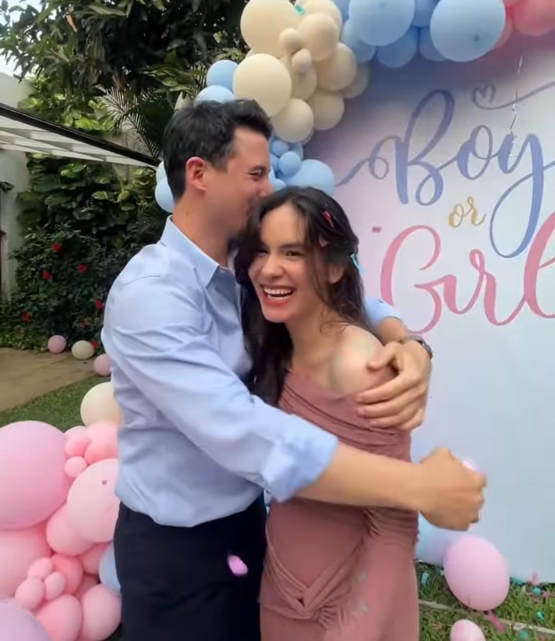 Momen gender reveal anak pertama Steffi Zamora dan Nino Fernandez.
