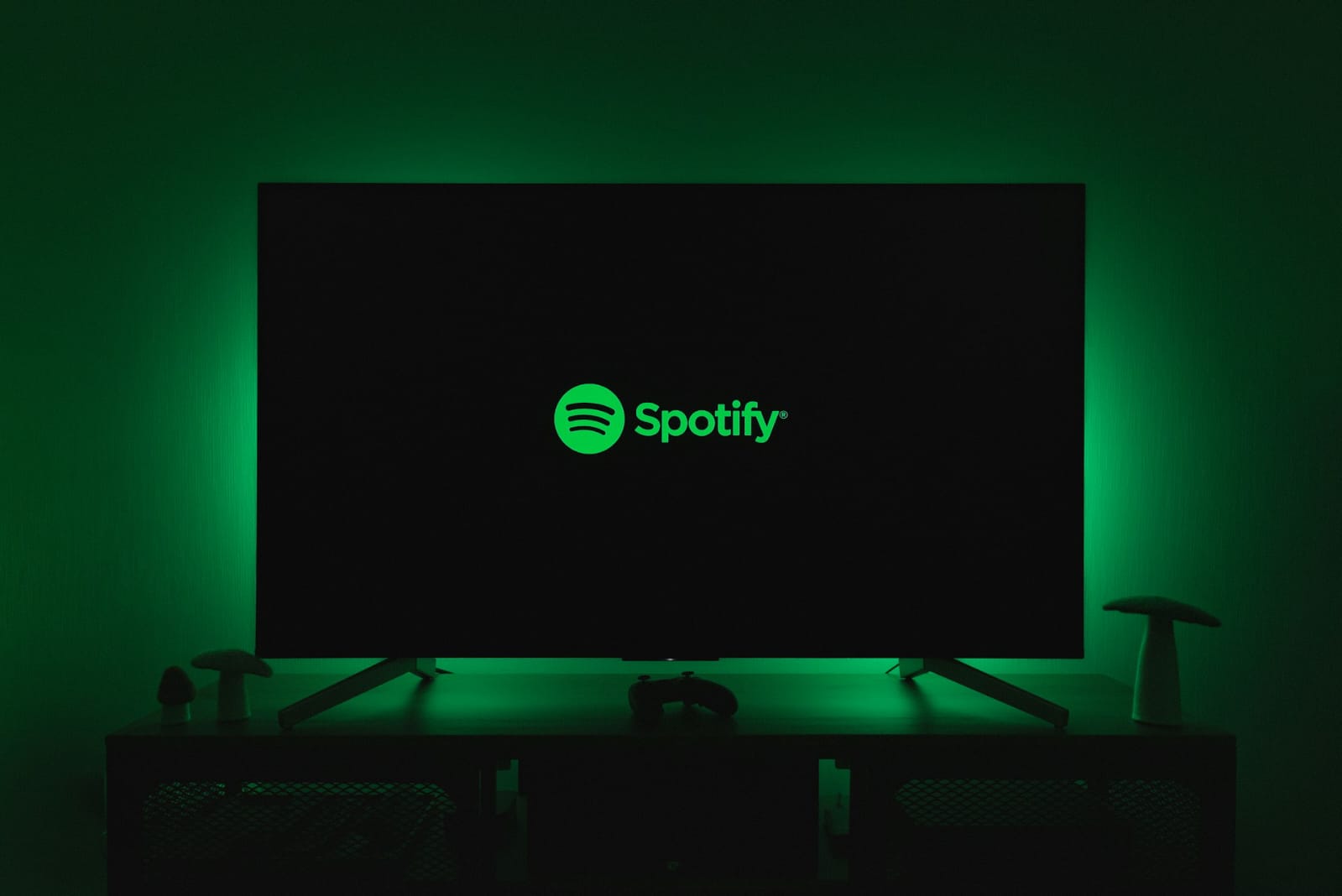 CEO Spotify Daniel Ek mengundurkan diri dan digantikan oleh dua orang kepercayaannya.