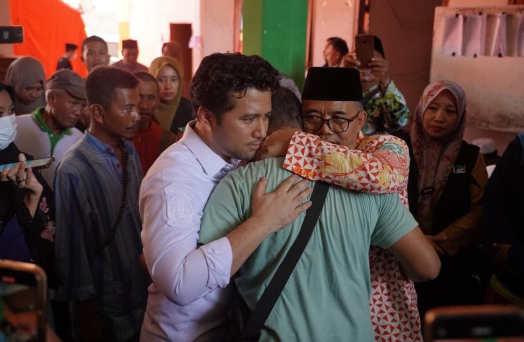 Gubernur Jatim dan Kakanwil Kemenag beri penguatan moral kepada wali santri korban reruntuhan ponpes Al Khoziny.