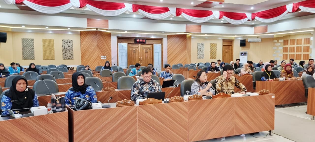 Mahasiswa penerima beasiswa PRPP menyampaikan aspirasi mereka di DPRD Tuban Rabu (2/10) sore lalu.