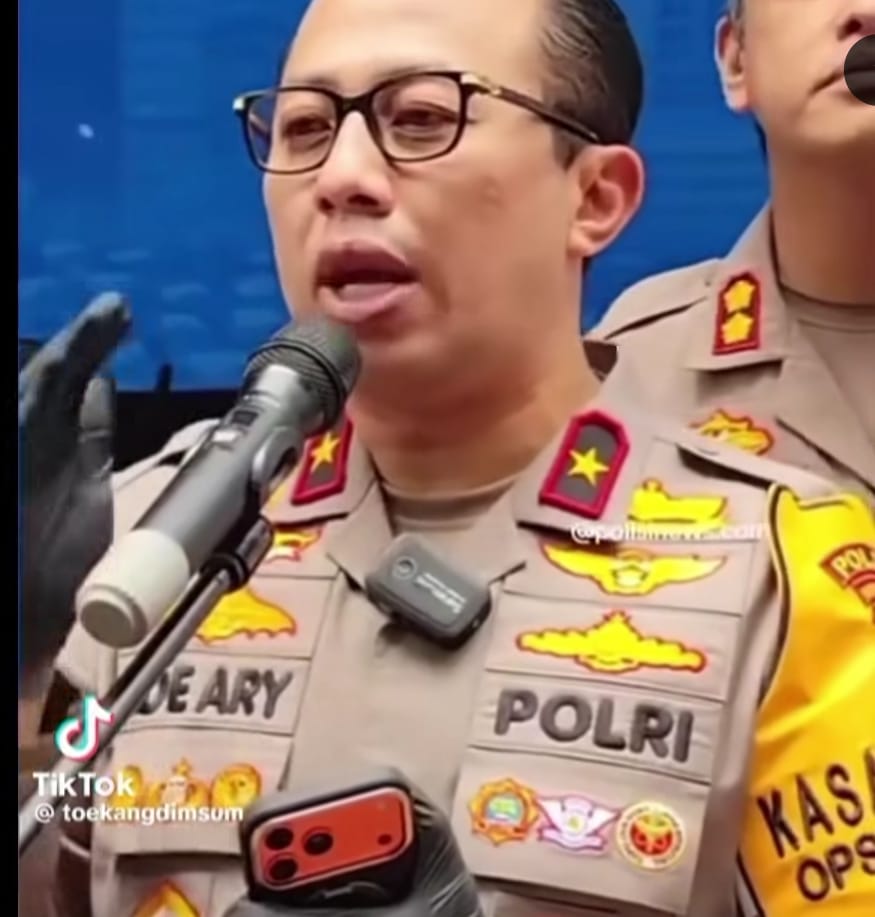 Brigjen Ade Ary viral pegang iPhone 17 Pro Max edisi oranye yang belum dijual resmi di Indonesia.