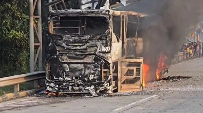 Bus DAMRI tujuan Purwakarta terbakar di ruas jalan Tol Cikampek, pada Jumat (3/10)