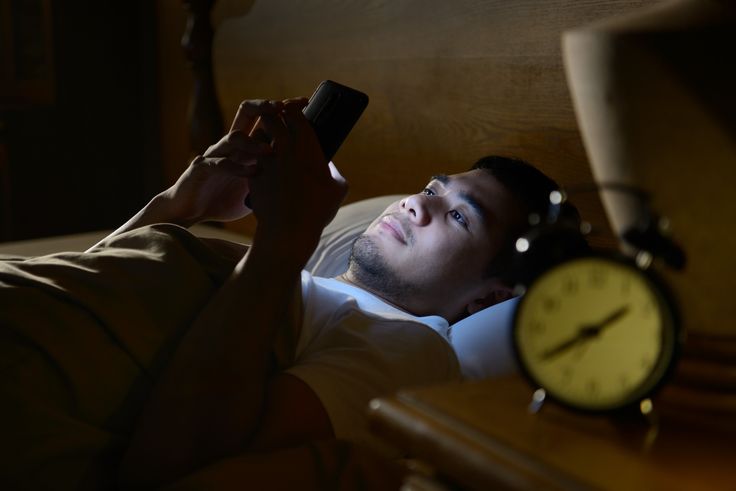 Bangun jam 2 pagi? Cari tahu pemicu fisik, psikologis, dan tips efektif untuk kembali tidur nyenyak tanpa gangguan