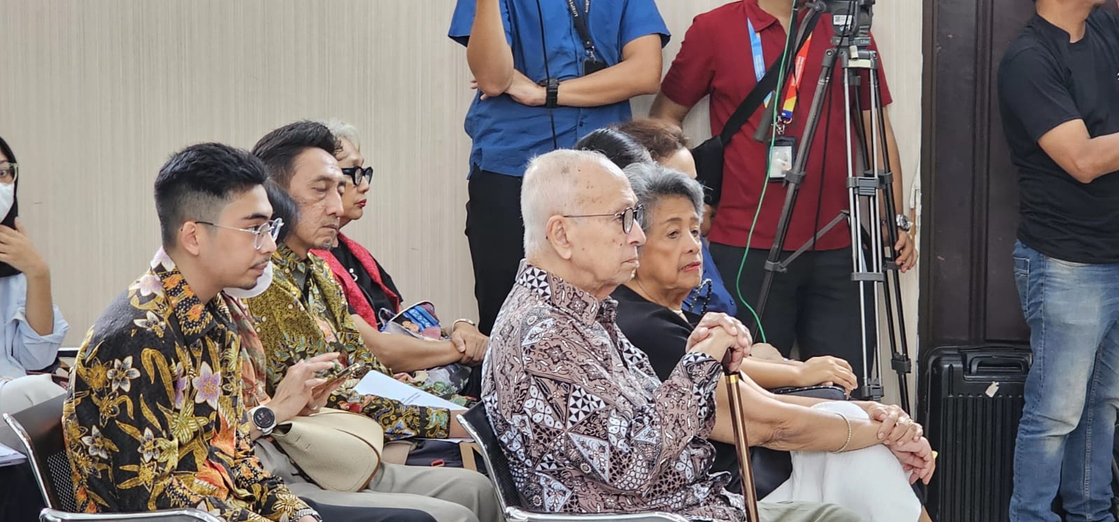 Orang tua Nadiem Makarim yang menghadiri sidang praperadilan di PN jakarta selatan
