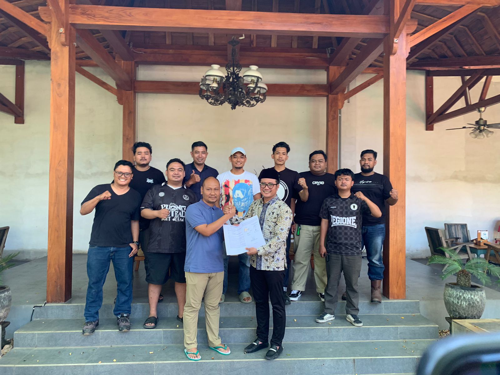 Direktur Persatu Fahmi Fikroni dan Pemegang Saham Baru Eko Wahyudi saat penyerahan kesepatakan akuisisi Persatu.