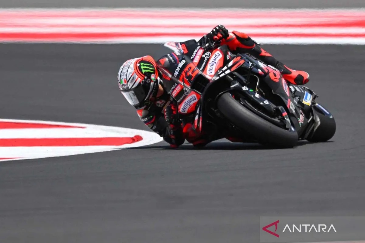 Pembalap Aprilia Racing Marco Bezzecchi memacu kecepatan sepeda motornya dalam sesi kualifikasi Q2 MotoGP Indonesia 2025