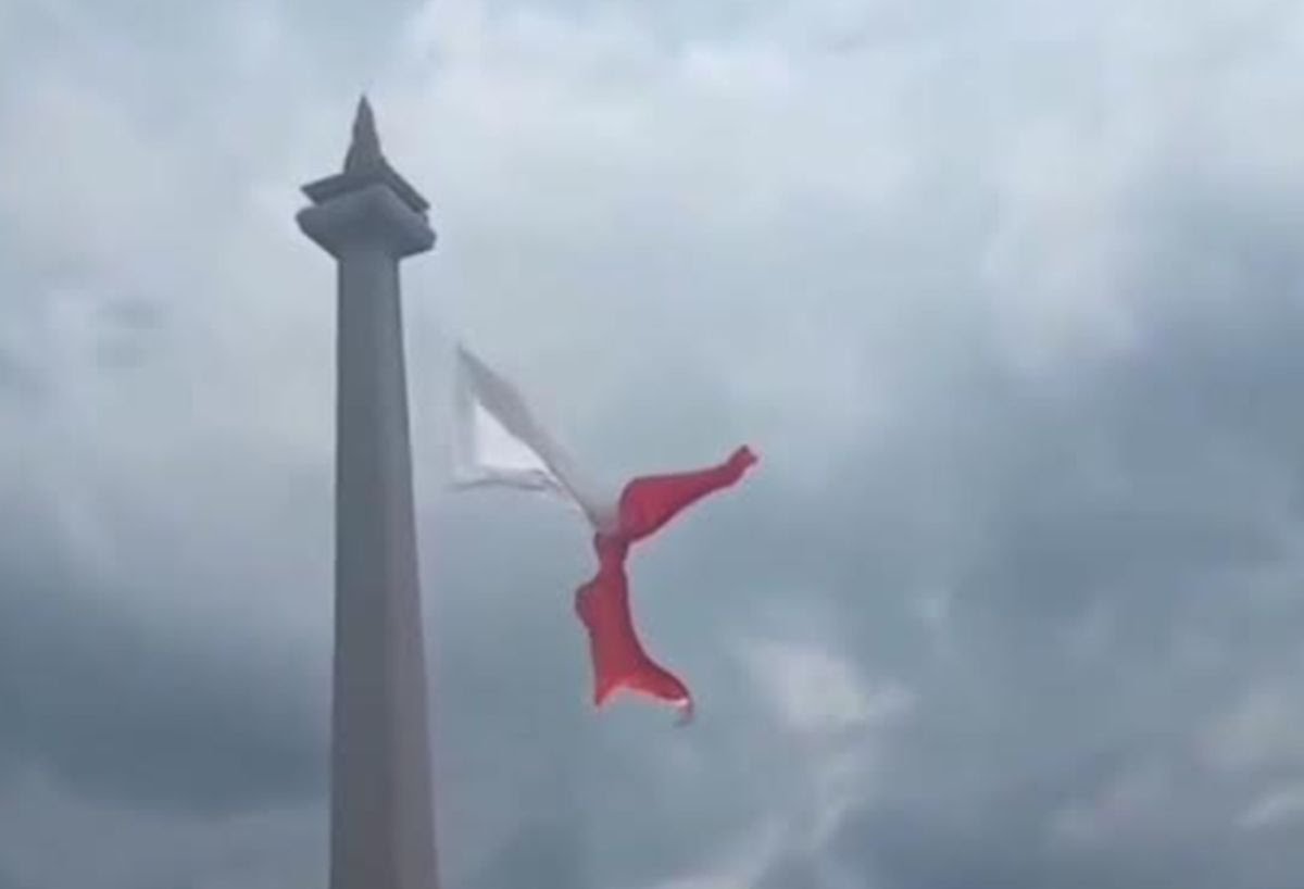 Bendera merah putih robek saat gladi HUT ke-80 TNI di Monas.
