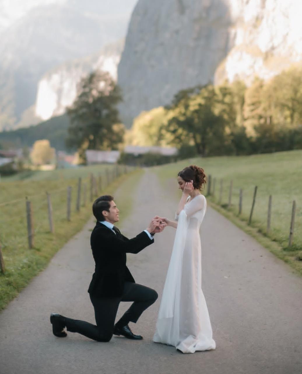 Momen El Rumi melamar Syifa Hadju di Swiss.