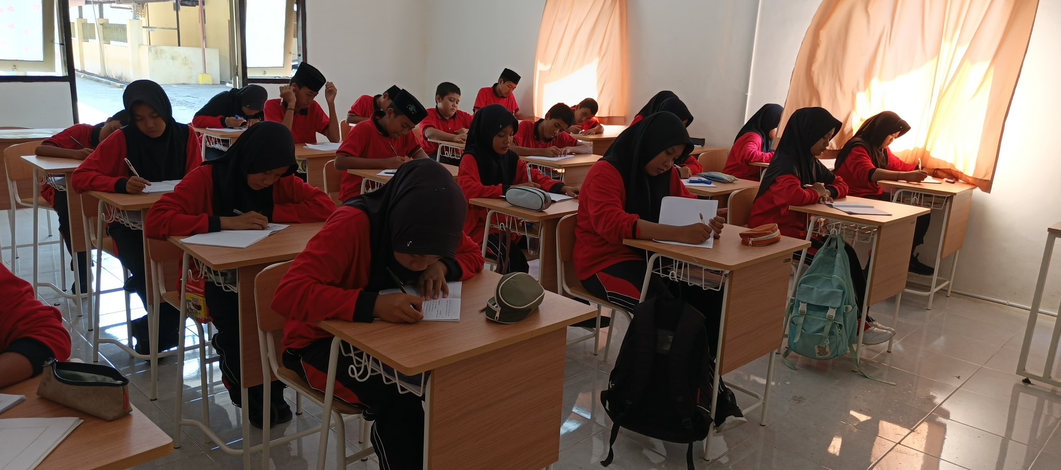 Para siswa SR Terintegrasi 18 Kabupaten Tuban tampak fokus mengikuti kegiatan matrikulasi di ruang kelas