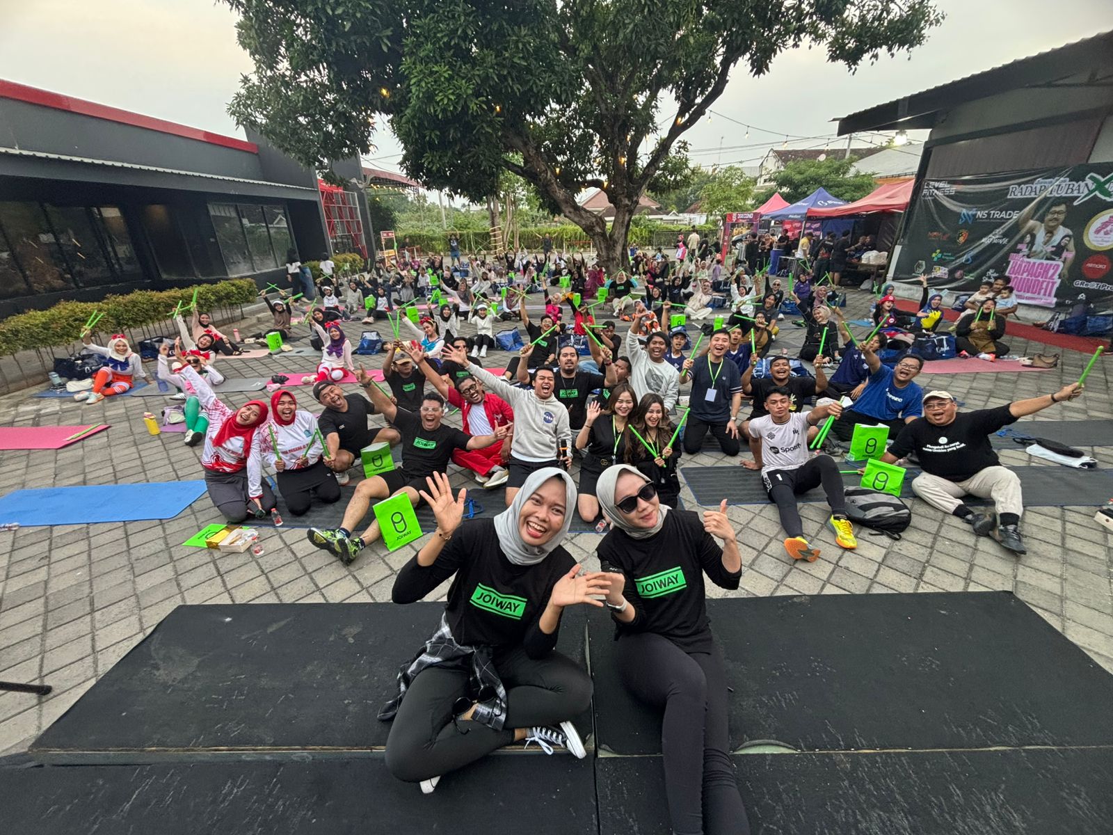 Para peserta Event Bapak-Bapak Poundfit Bareng Influencer Kabupaten Tuban tampak bersemangat mengikuti irama gerakan ripstik dan alunan musik, kemarin (4/10)