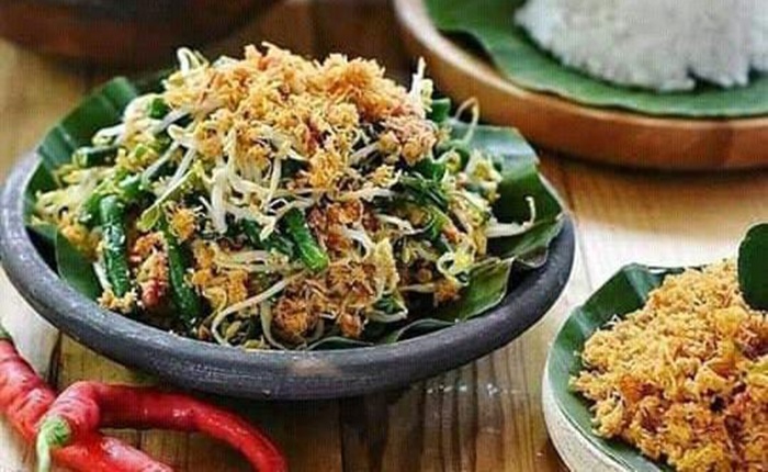 Urap sayur, salah satu makanan tertua di Indonesia.