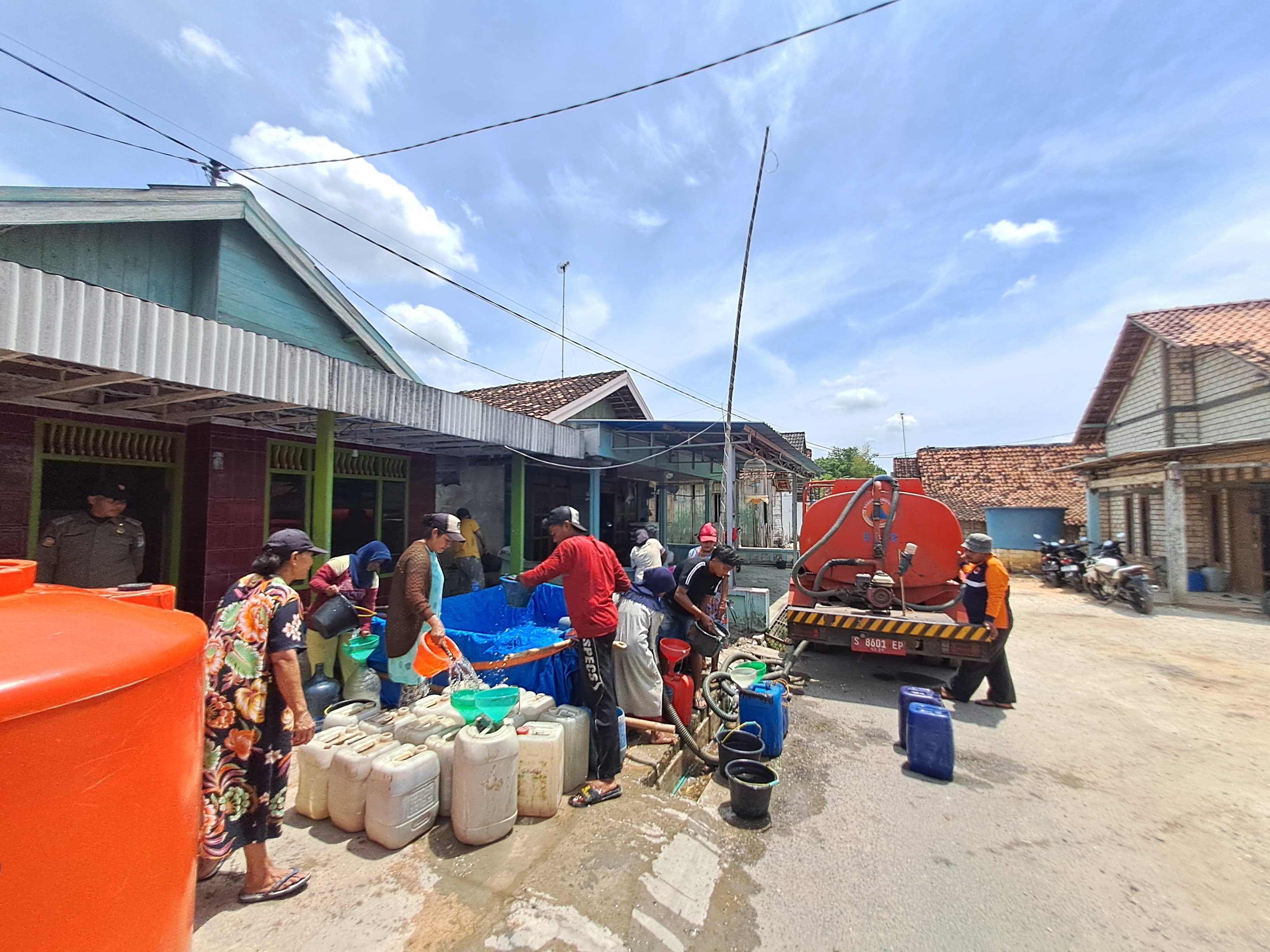 Petugas BPBD Tuban melakukan droping air kepada warga di Desa Bader, Kecamatan Jatirogo, Kamis (2/10).
