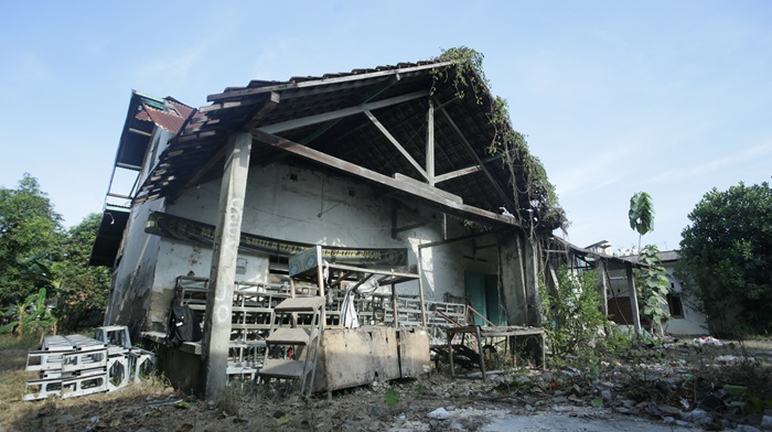 Kondisi Stasiun Plumpang tampak terbengkalai kemarin (3/10), imbas penonaktifan jalur kereta api Tuban-Babat pada 1990 silam.