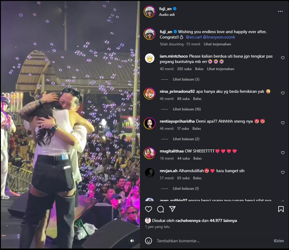 Tangkapan layar unggahan Fuji, menunjukkan momen Erika Carlina dilamar DJ Bravy.