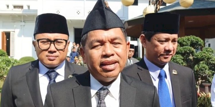 Gubernur Jawa Barat, Dedi Mulyadi, menyampaikan pernyataan seusai mengikuti upacara peringatan Hari Ulang Tahun ke-80 TNI di Markas Kodam III Siliwangi, Bandung, pada Minggu (5/10).