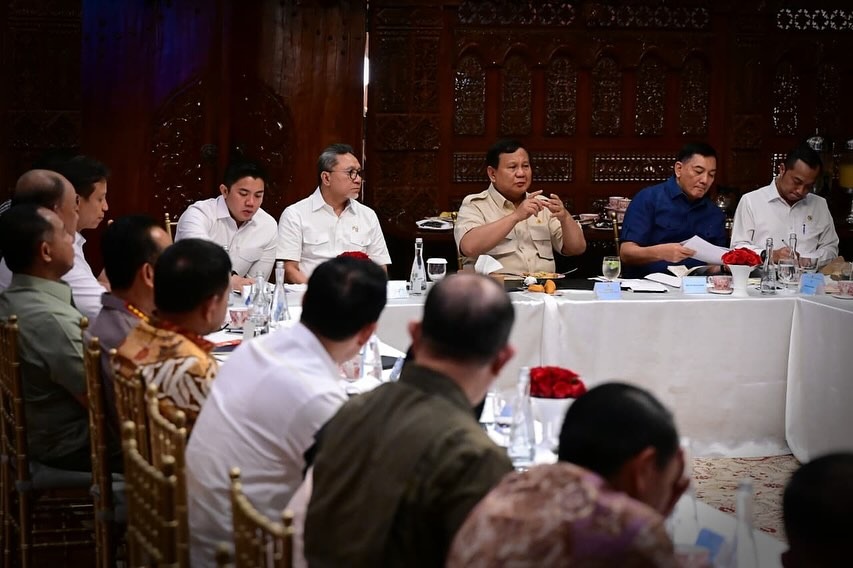 Presiden RI Prabowo Subianto (tiga kanan) memimpin rapat bersama sejumlah menteri Kabinet Merah Putih di kediaman pribadinya, Jalan Kertanegara, Jakarta, Minggu (28/9).