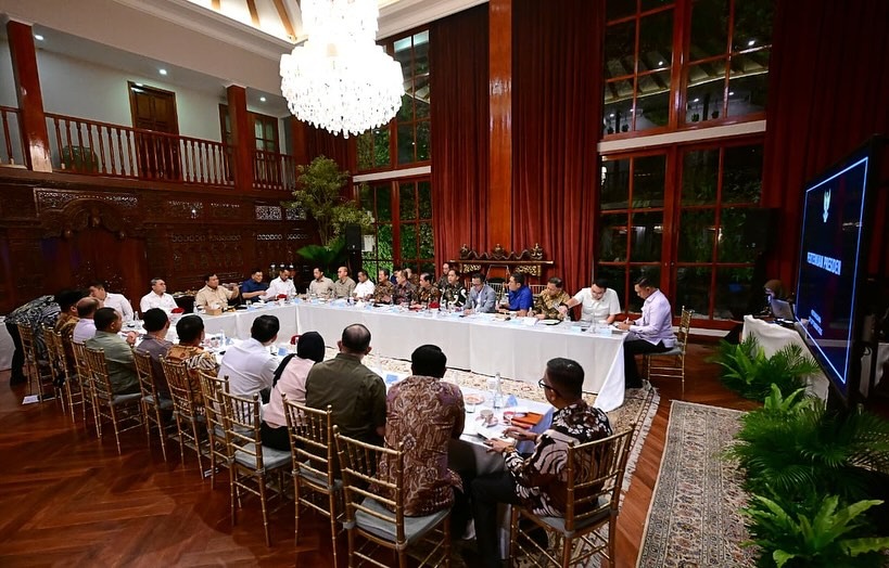 Presiden Prabowo Subianto memimpin rapat terbatas yang diikuti oleh sejumlah menteri dan kepala badan di kediaman pribadi Presiden, Jalan Kertanegara, Jakarta, Minggu (5/10).