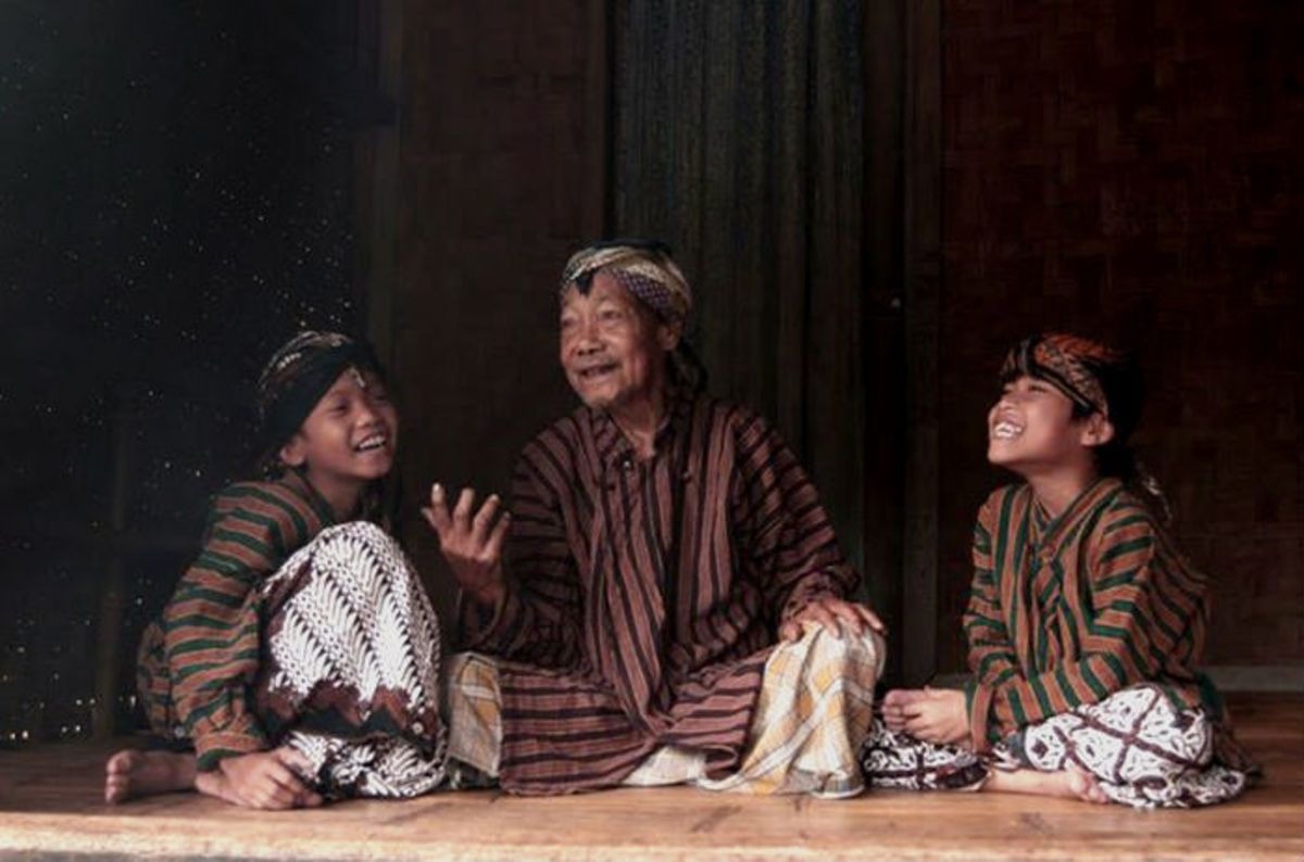Ilustrasi keluarga Jawa dalam balutan busana tradisional yang mencerminkan kehangatan dan kebersamaan