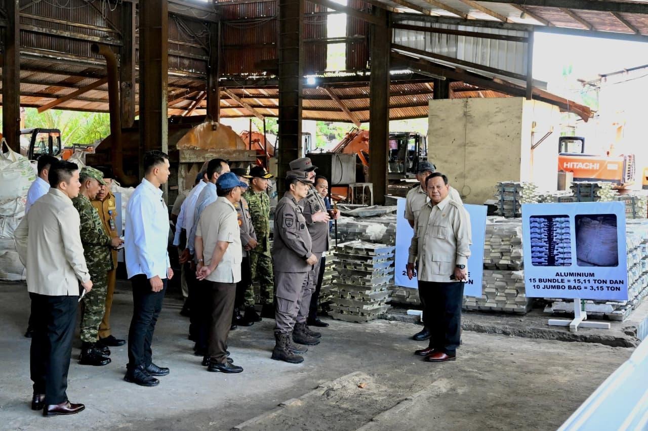 Presiden Prabowo Subianto saat menghadiri agenda penyerahan aset barang rampasan negara dari aktivitas tambang ilegal kepada PT Timah Tbk, Senin (6/10).