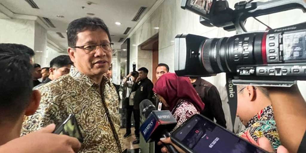 Menteri Keuangan Purbaya Yudhi Sadewa menjawab pertanyaan awak media di Kantor Kementerian Keuangan Jakarta, Selasa (7/10).
